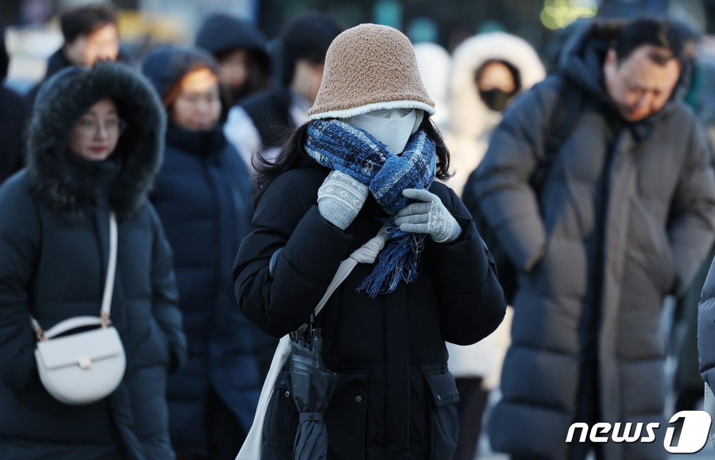 본문 이미지 - 서울 최저 기온이 영하 14도까지 떨어진 북극 한파가 몰아친 23일 오전 서울 종로구 세종대로에서 시민들이 두꺼운 외투를 입고 걸어가고 있다. 2024.1.23/뉴스1 ⓒ News1 김민지 기자