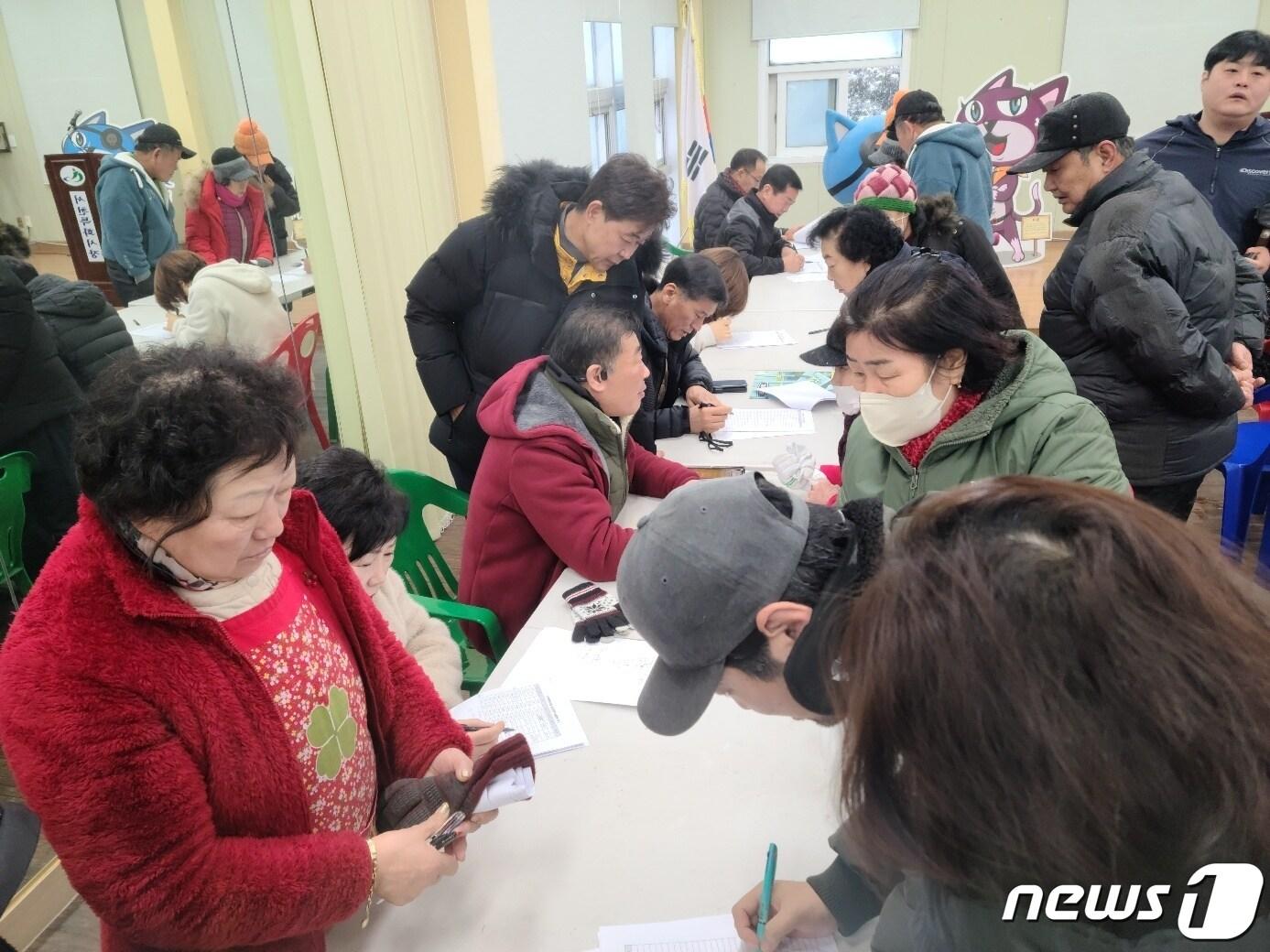 본문 이미지 -  서천특화시장 상인들이 피해 신고를 위해 줄을 서있다. /뉴스1