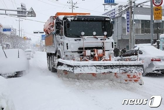 본문 이미지 - 전북 정읍시가 폭설로 인한 안전사고 예방과 시민불편 최소화를 위해 제설작업에 나섰다. &#40;정읍시 제공&#41;2024.1.23/뉴스1 