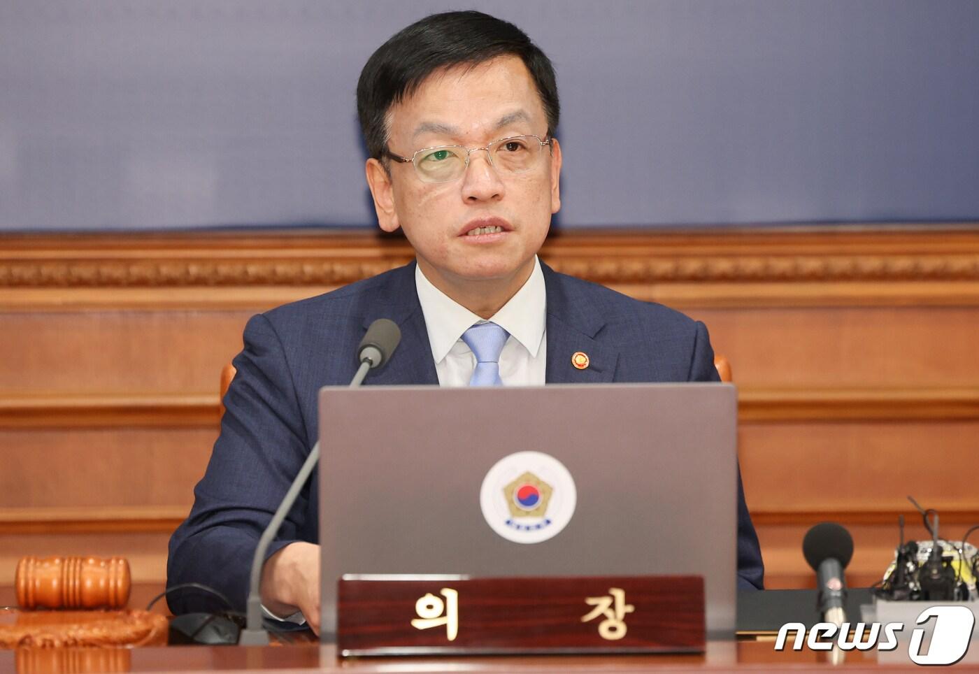 본문 이미지 - 최상목 경제부총리 겸 기획재정부 장관이 23일 서울 종로구 정부서울청사에서 열린 국무회의에서 모두발언을 하고 있다.  2024.1.23/뉴스1 ⓒ News1 허경 기자