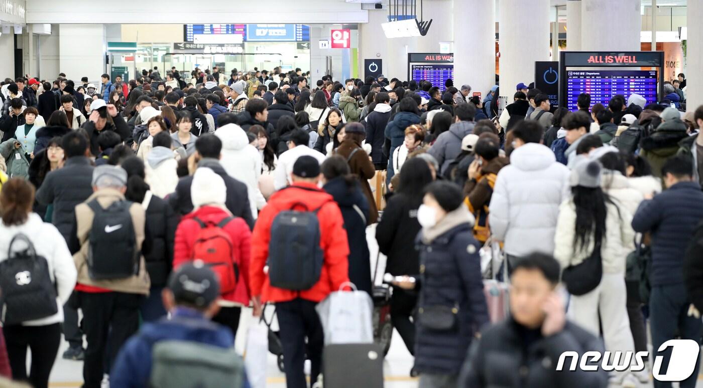 제주국제공항 국내선 출발장이 이용객들로 붐비고 있다(뉴스1DB)ⓒ News1 오현지 기자