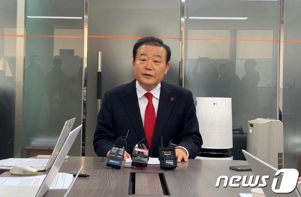 본문 이미지 - 양재생 은산해운항공 회장이 23일 오전 부산상공회의소에서 출마 기자회견을 하고 있다.(은산해운항공 제공)