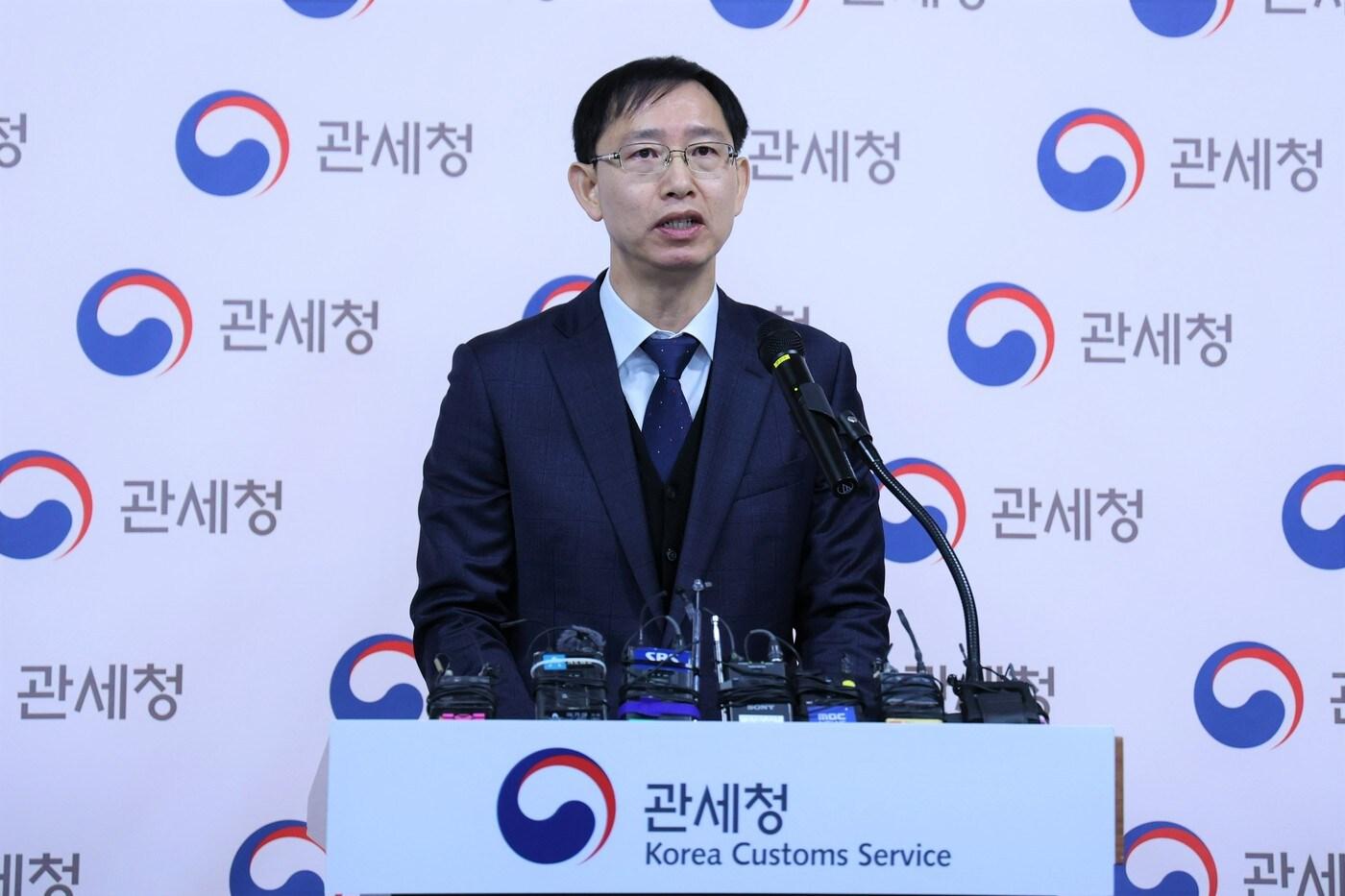 지재권 집중단속 결과를 발표하고 있는 하춘호 인천세관 통관감시국장. (관세청 제공) /뉴스1