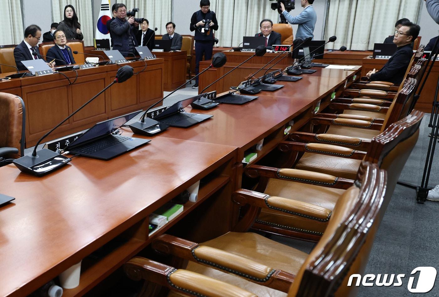 본문 이미지 - 국회 운영위원장인 윤재옥 국민의힘 원내대표가 23일 오전 서울 여의도 국회에서 열린 운영위 전체회의에서 회의를 주재하고 있다. 더불어민주당을 비롯한 야4당은 대통령이 참석한 행사에서 강성희 진보당 의원을 강제퇴장 조치한 것과 관련해 이날 운영위 소집을 요구, 현안 질의를 할 계획이었다. 2024.1.23/뉴스1 ⓒ News1 구윤성 기자