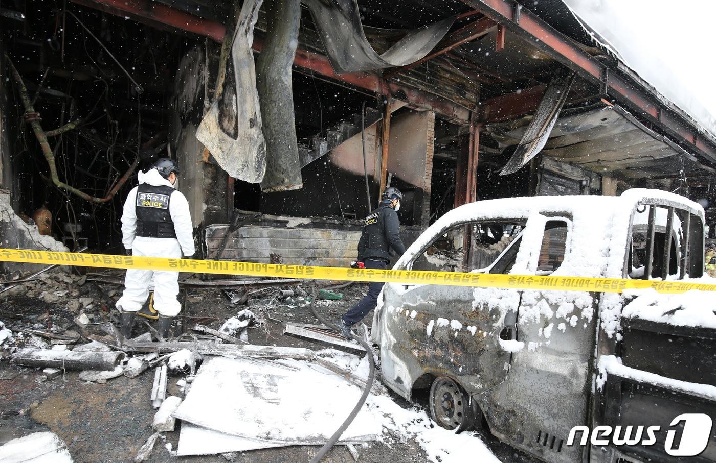 본문 이미지 - 지난 22일 밤 11시8분께 충남 서천 서천특화시장에서 화재가 발생했다.  2024.1.23/뉴스1 ⓒ News1 김기태 기자