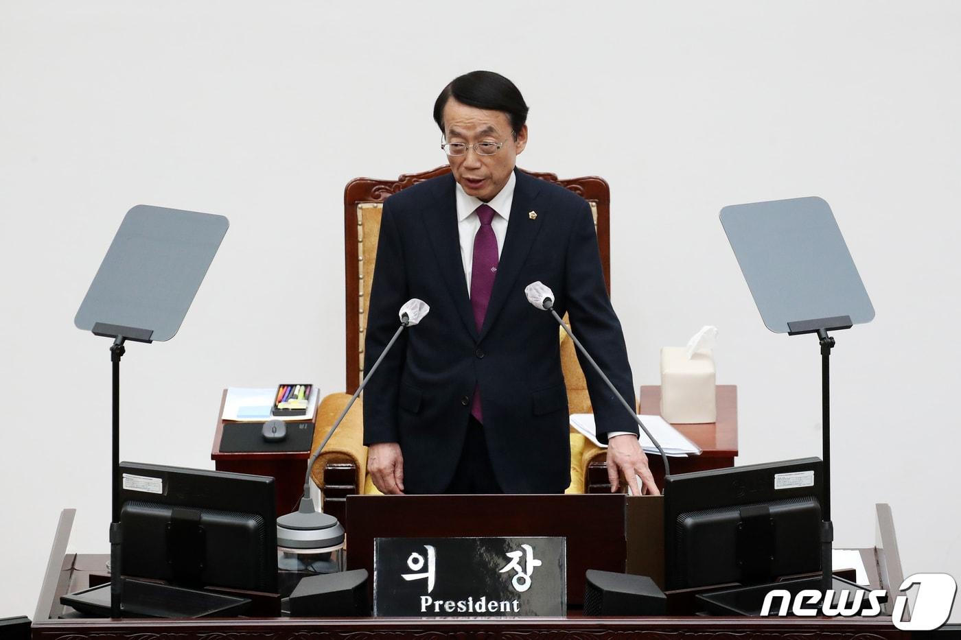 5.18 민주화운동 폄훼 논란을 빚은 허식 인천시의회 의장이 23일 오전 인천시 남동구 인천시의회에서 열린 제292회 임시회 1차 본회의를 주재하고 있다. 인천시의회는 이날 본회의를 통해 허식 인천시의회 의장의 불신임 안건을 처리할 예정이다. 2024.1.23/뉴스1 ⓒ News1 이승배 기자