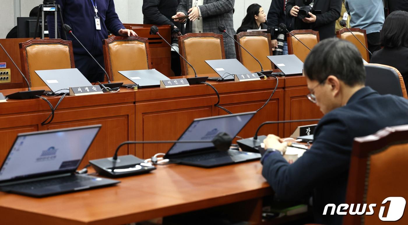 본문 이미지 - 23일 오전 서울 여의도 국회에서 열린 운영위원회 전체회의에 여당 의원들의 자리가 비어 있다. 2024.1.23/뉴스1 ⓒ News1 구윤성 기자