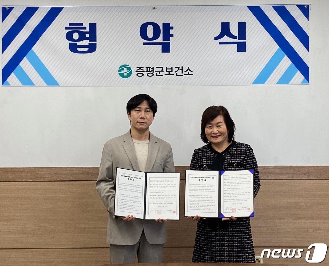본문 이미지 - 충북 증평군보건소는 23일 앱 개발 업체인 ㈜하야트와 AI(인공지능) 모바일 앱 인지케어 도입을 위한 업무협약을 했다.(증평군 제공)/뉴스1