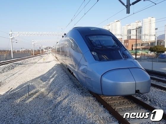 본문 이미지 -  23일 중부내륙선철도 판교역 개통으로 충주역 중부내륙선 이용객이 기존 충북선 이용객 수를  추월한 것으로 나타났다. 사진은 충주역과 판교역을 오가는 KTX-이음 열차.&#40;자료사진&#41;2024.1.23/뉴스1