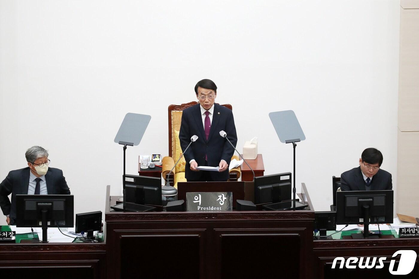 5.18 민주화운동 폄훼 논란을 빚은 허식 인천시의회 의장이 지난 1월 인천시 남동구 인천시의회에서 열린 제292회 임시회 1차 본회의에서 신상 발언하고 있다. 한편 이날 본회의에서 처리될 예정이던 '의장 불신임 안건'은 허식 의장의 산회 선포로 표결이 무산됐다. 2024.1.23/뉴스1 ⓒ News1 이승배 기자