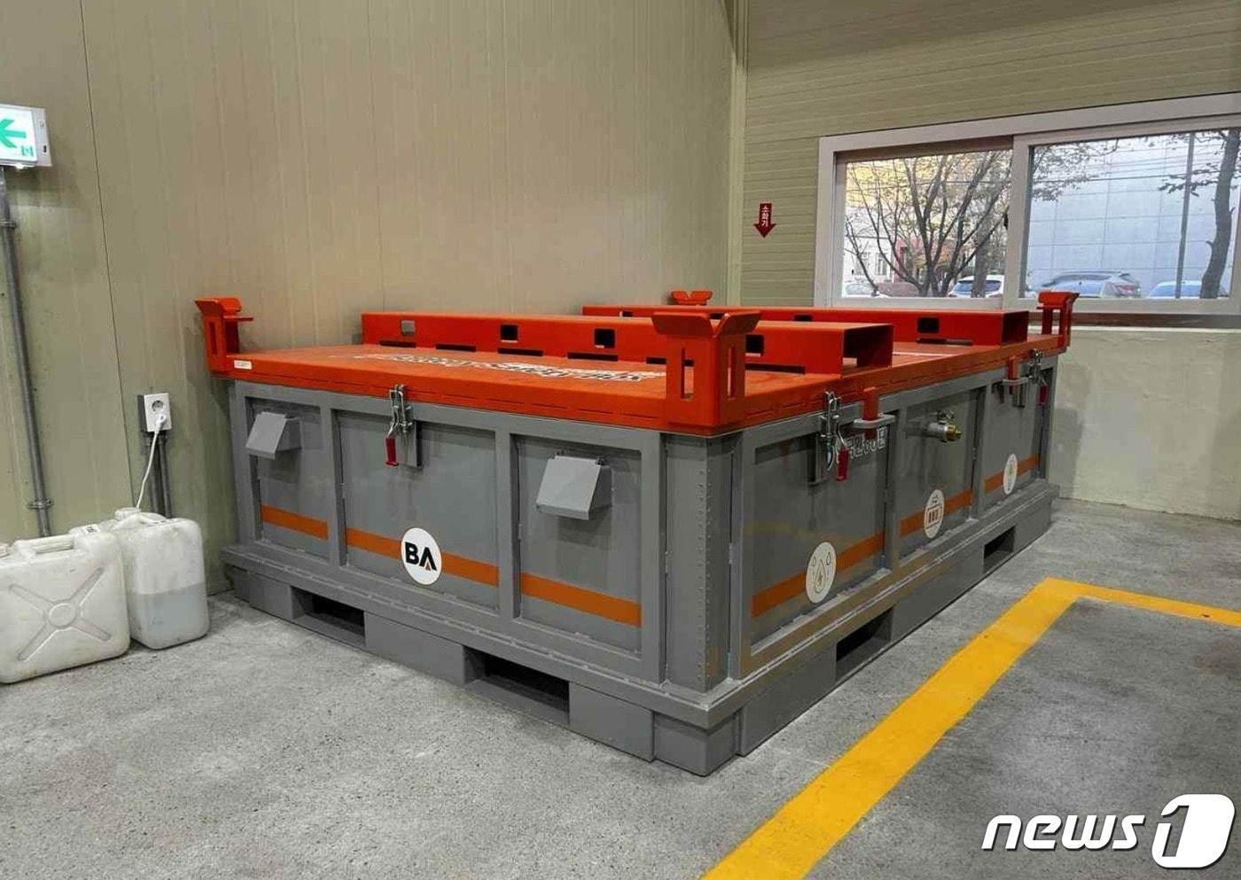 야외에 방치돼 있던 폐배터리 보관용기 ⓒ 뉴스1