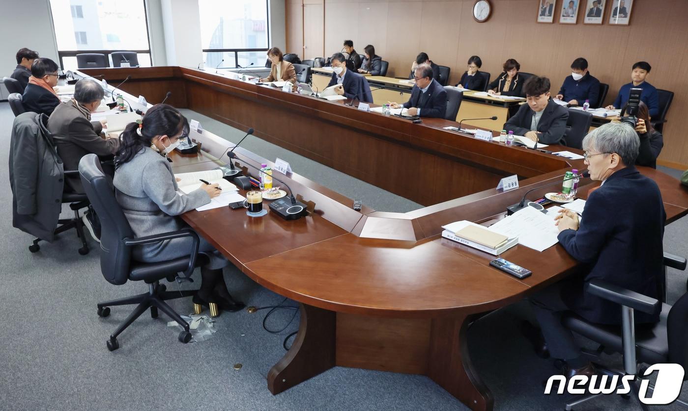 김광동 진실·화해를 위한 과거사 정리위원회(진실화해위) 위원장이 23일 오후 서울 중구 진실화해위에서 열린 제71차 위원회 회의에서 발언을 하고 있다. 2024.1.23/뉴스1 ⓒ News1 민경석 기자