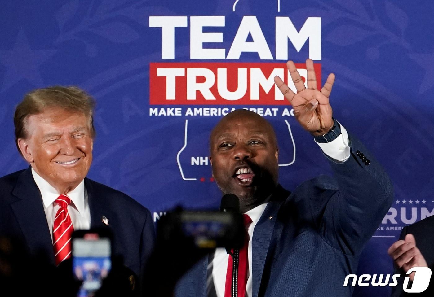 본문 이미지 - 프라이머리를 하루 앞둔 22일(현지시간) 미국 뉴햄프셔주 라코니아에서 경선 중 중도 낙마한 팀 스콧 사우스캐롤라이나 상원의원이 공화당 대선 예비후보인 도널드 트럼프 미국 대통령의 유세장에서 연설하고 있다. 2024.01.22 ⓒ 로이터=뉴스1 ⓒ News1 정지윤 기자