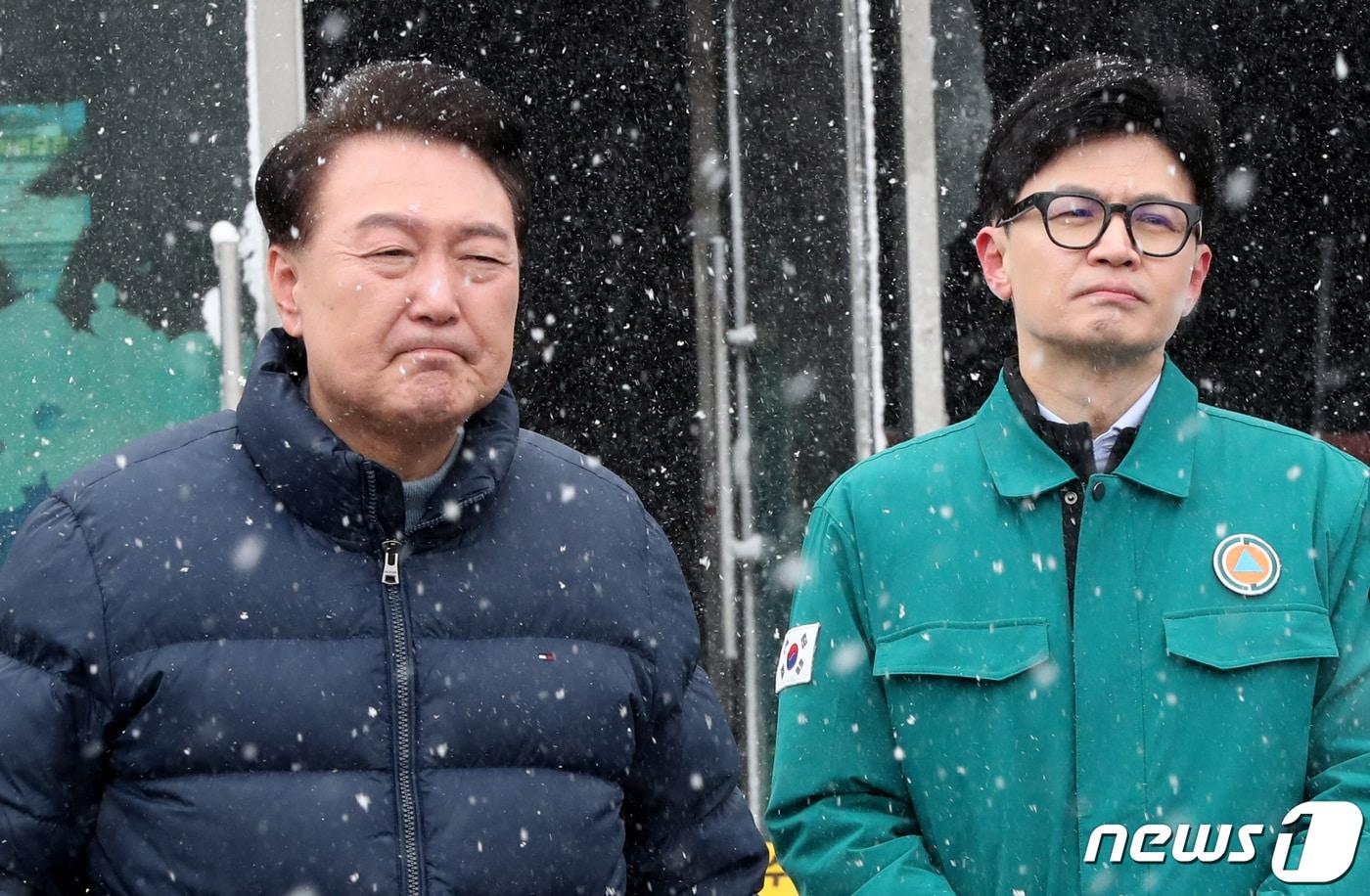 본문 이미지 - 윤석열 대통령이 23일 화재가 발생한 충남 서천 특화시장을 찾아 한동훈 국민의힘 비상대책위원장과 함께 화재 현장을 둘러보고 있다. 2024.1.23/뉴스1 ⓒ News1 김기태 기자