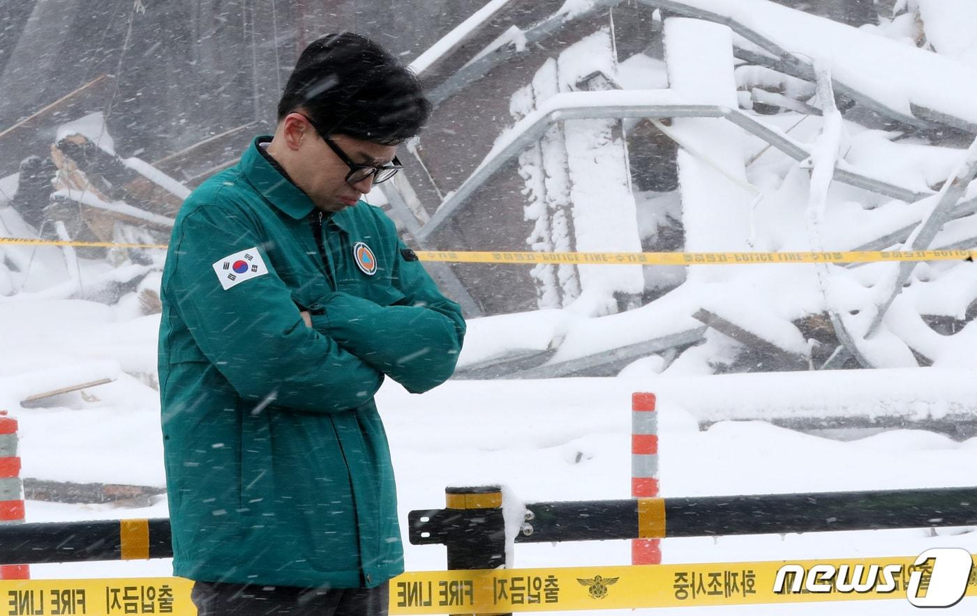 2024년 1월 23일 당시 한동훈 국민의힘 비상대책위원장이 화재가 발생한 충남 서천 특화시장을 찾아 눈을 맞으면 윤석열 대통령 도착을 기다리고 있다.  2024.1.23/뉴스1 ⓒ News1 김기태 기자