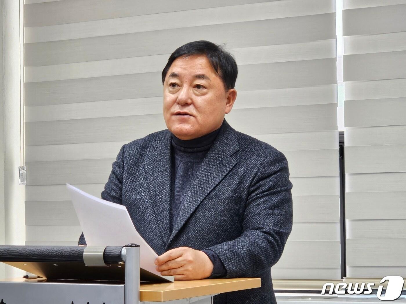 본문 이미지 - 장기철 재경 전북도민회 수석부회장이 정읍·고창 22대 총선 불출마를 선언했다. 장 부회장이 23일 정읍시청 브리핑룸에서 불출마 기자회견을 하고 있다. 2024.1.23/뉴스1 ⓒ News1 박제철 기자