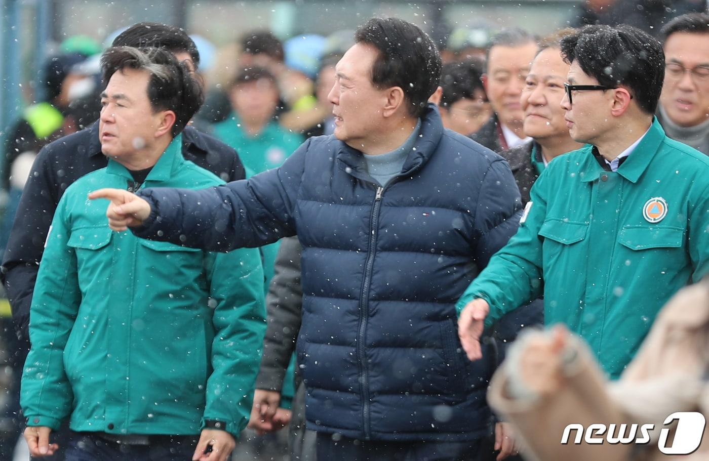 본문 이미지 - 지난 1월 23일 윤석열 대통령이 화재가 발생한 충남 서천 특화시장을 찾아 한동훈 국민의힘 비상대책위원장, 김태흠 충남지사와 함께 현장을 둘러보고 있다.  2024.1.23/뉴스1 ⓒ News1 김기태 기자