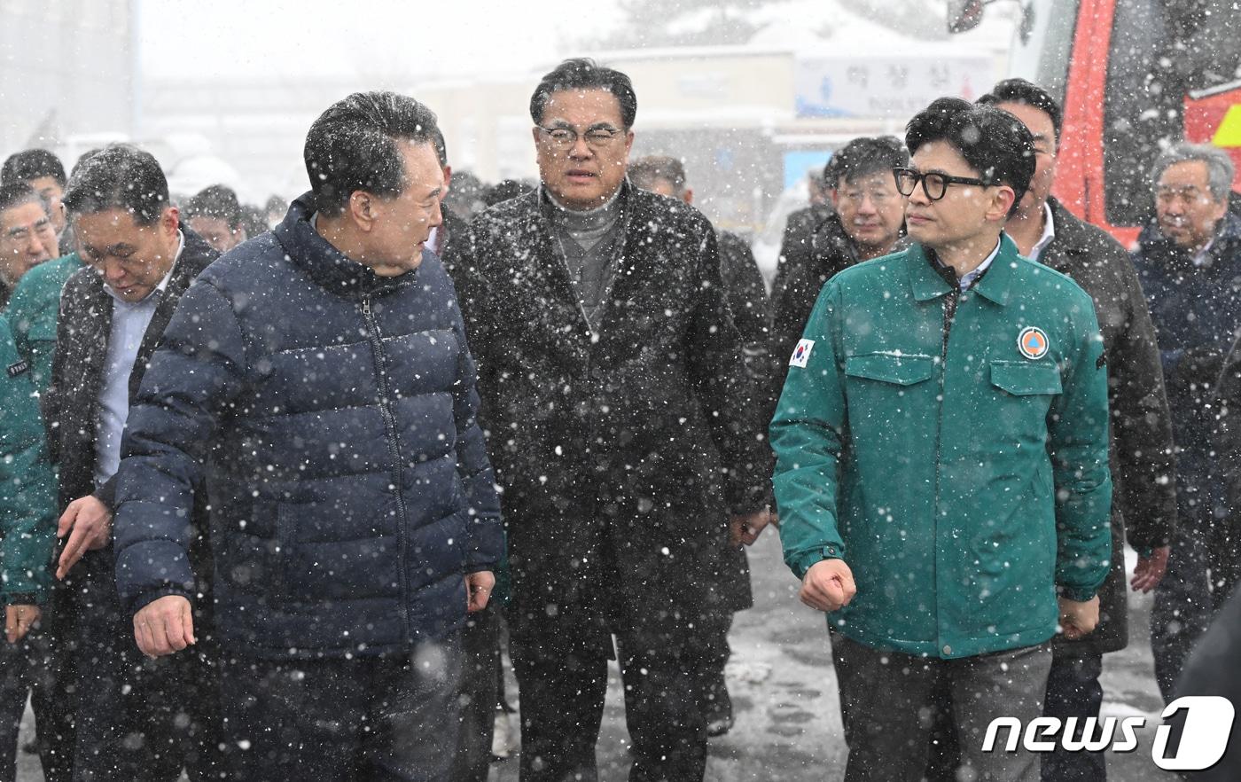 윤석열 대통령과 한동훈 국민의힘 비상대책위원장이 23일 충남 서천 특화시장 화재 현장을 나란히 방문해 피해 상황을 점검하고 있다. (대통령실 제공) 2024.1.23/뉴스1 ⓒ News1 오대일 기자