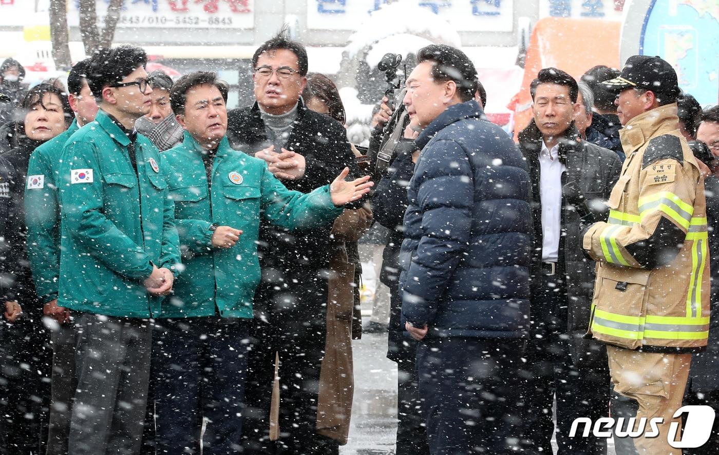 본문 이미지 - 2024년 1월 23일 김태흠 충남지사가  화재가 발생한 충남 서천 특화시장을 찾아 윤석열 대통령에게 화재 상황 등을 설명하고 있다. 왼쪽부터 한동훈 국민의힘 비상대책위원장, 김태흠 충남지사, 정진석 의원. 2024.1.23 ⓒ 뉴스1 김기태 기자