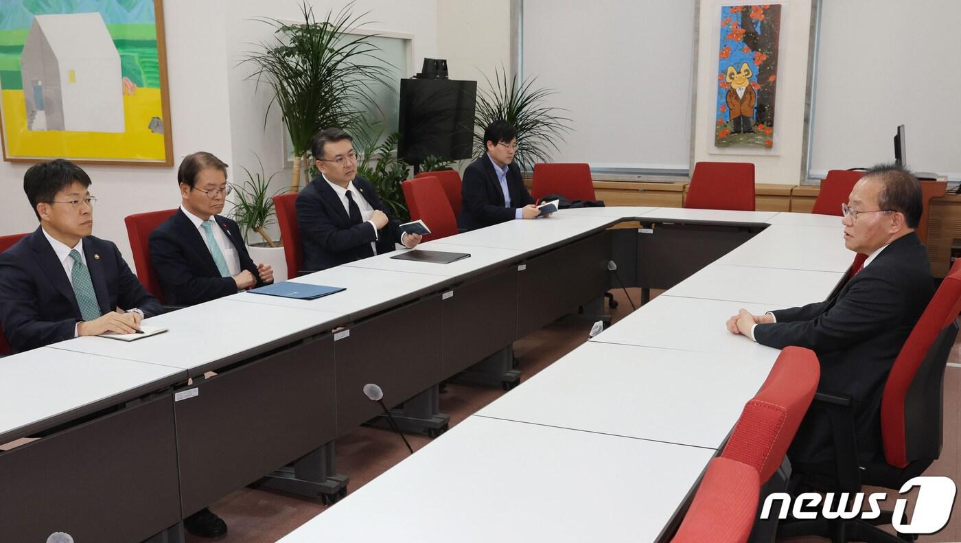 윤재옥 국민의힘 원내대표가 23일 오후 서울 여의도 국회에서 이정식 고용노동부 장관, 오기웅 중소벤처기업부 차관, 진현환 국토교통부 제1차관 '중대재해처벌법 50인 미만 기업 추가 적용유예 개정안' 입법과 관련해 면담을 하고 있다. (공동취재) 2024.1.23/뉴스1 ⓒ News1 송원영 기자