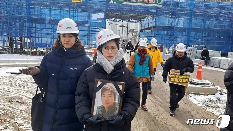 본문 이미지 - 3일 충북 청주시 흥덕구 오송읍 한 아파트 건설 현장에서 유족들이 사측의 사과와 재발 방지책 마련을 촉구하는 기자회견을 열었다.(민주노총 충북본부 제공).2024.01.23./뉴스1