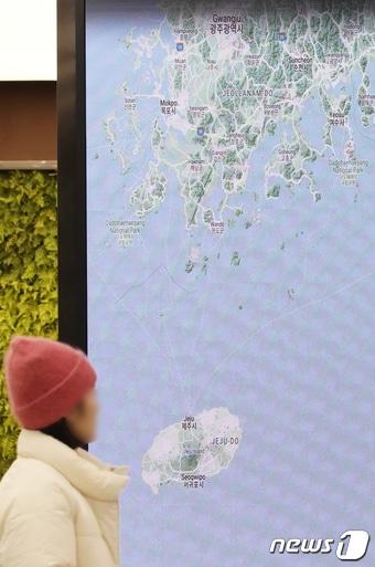 본문 이미지 - 제주국제공항 국내선 도착장 내 항공기 출도착을 알리는 현황판. ⓒ 뉴스1 