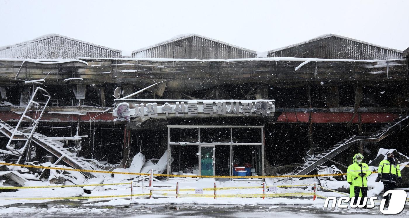 본문 이미지 - 지난 22일 밤 11시8분께 충청남도 서천군 서천특화시장에서 화재가 발생했다. 이번 화재로 점포 227개가 불에 탔으며 소방 당국은 대응 2단계를 발령해 진화작업을 벌여 두시간여 만에 큰 불길을 잡았다. 2024.1.23/뉴스1 ⓒ News1 김기태 기자