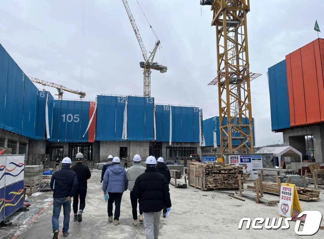 본문 이미지 - 제천시 건축과 공무원들이 신축 아파트 건설 현장을 방문해 현장을 꼼꼼히 점검하고 있다.(제천시 제공)2024.1.24