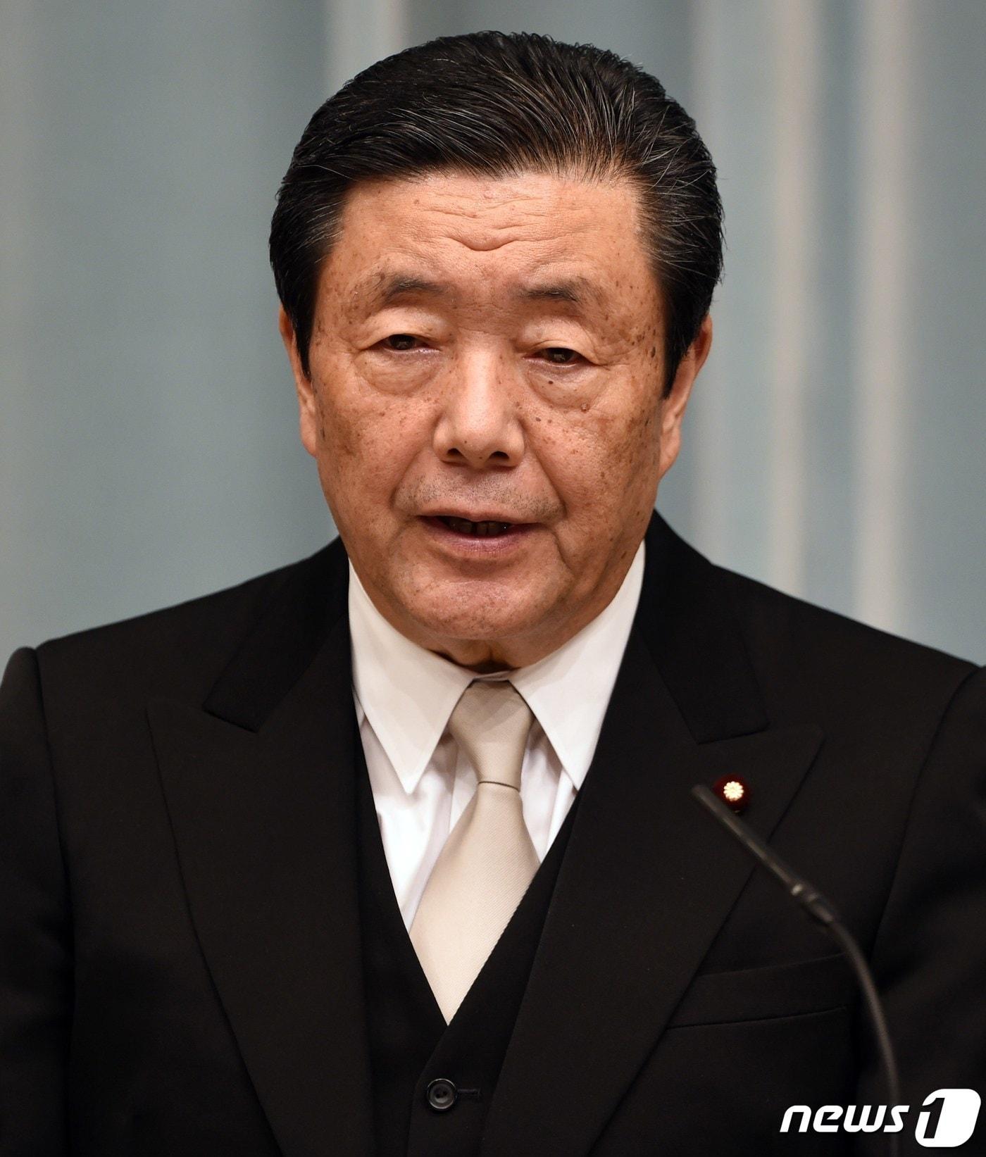 본문 이미지 - 일본 도쿄 총리 관저에서 모리야마 히로시 중의원이 기자회견 중 발언하고 있다. 2015.10.07/ ⓒ AFP=뉴스1 ⓒ News1 권진영 기자