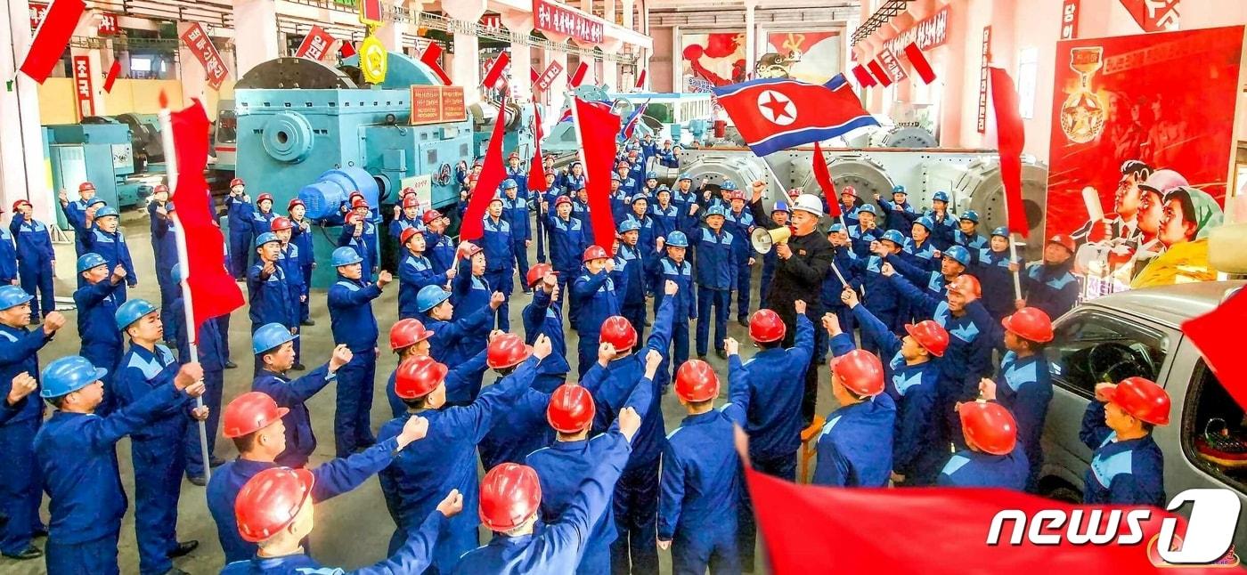 본문 이미지 - (평양 노동신문=뉴스1) = 북한 노동당 기관지 노동신문은 24일 룡성기계연합소가 중요대상 설비를 제작할 수 있도록 한 김정은 노동당 총비서의 노고를 조명하며 자력갱생을 위한 고조된 열의를 강조헀다. [국내에서만 사용가능. 재배포 금지. DB 금지. For Use Only in the Republic of Korea. Redistribution Prohibited] rodongphoto@news1.kr