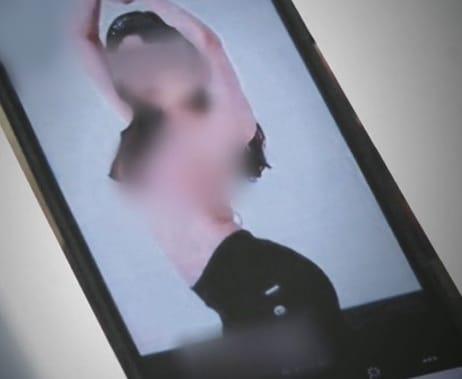 본문 이미지 - 경남 김해시의 한 초등학교 6학년 학생들이 남성 담임교사의 얼굴을 여성의 사진에 합성하고 이를 SNS에 공유했다. (JTBC 갈무리)