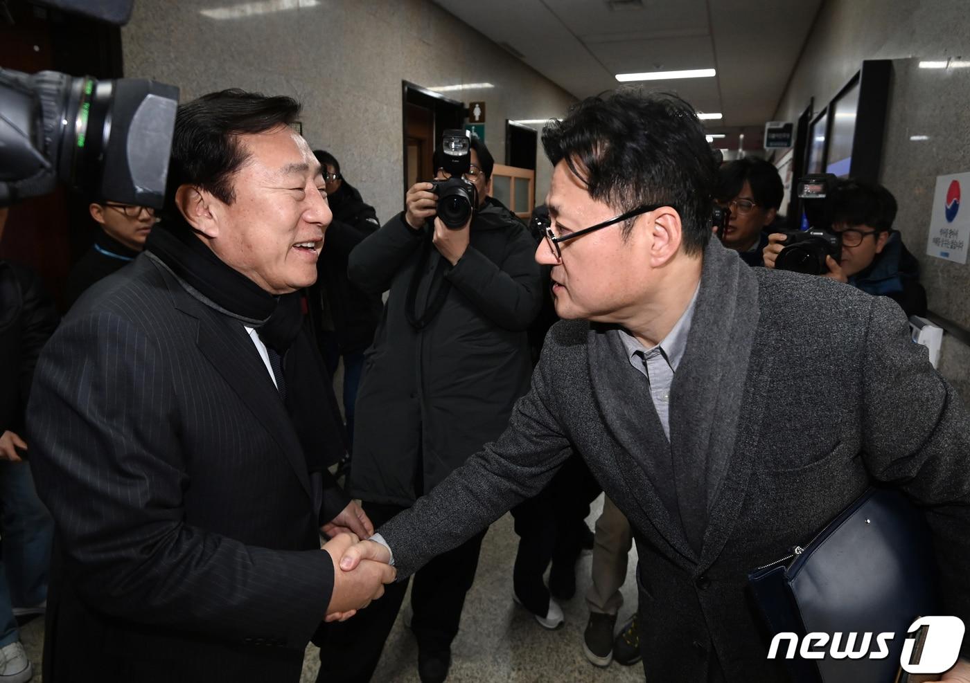 홍익표 더불어민주당 원내대표가 24일 서울 여의도 국회에서 김기문 중소기업중앙회장과 인사를 나누고 있다. 이날 김기문 회장은 50인 미만 중대재해처벌법 적용과 관련해 국회를 찾았다. (공동취재) 2024.1.24/뉴스1 ⓒ News1 송원영 기자