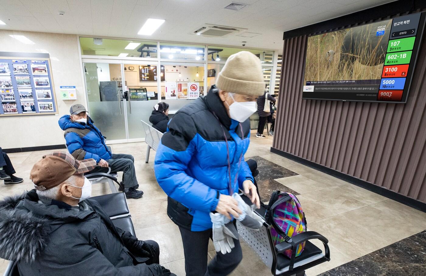 KT가 경기도에 있는 한 경로당에서 어르신들 대상으로 지니 TV 버스 정보 알리미를 시연하는 모습.(KT 제공)