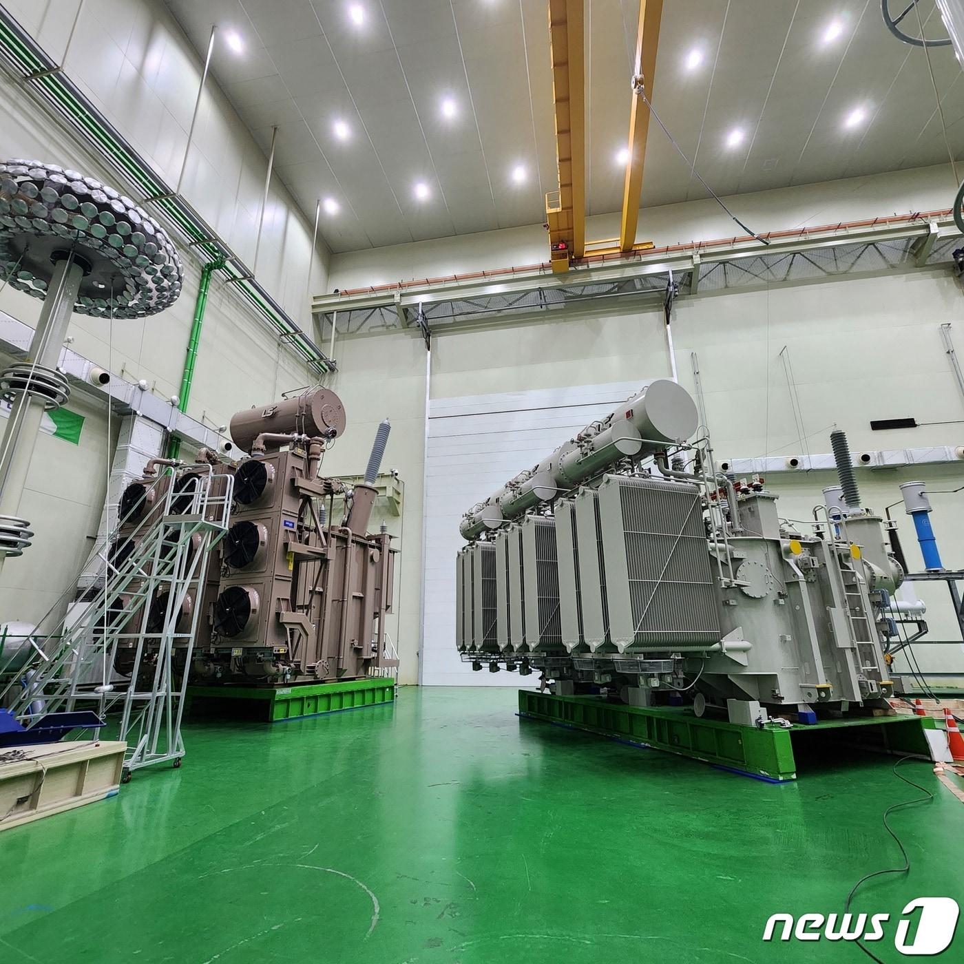 본문 이미지 -  LS일렉트릭은 24일 LS용산타워에서 GE베르노바(GE Vernova) 와 전압형 초고압직류송전(HVDC) 글로벌 사업 협력을 위한 업무협약(MOU)를 체결했다고 밝혔다. 사진은 LS일렉트릭 부산사업장에서 생산하고있는 초고압 변압기. (LS일렉트릭 제공)