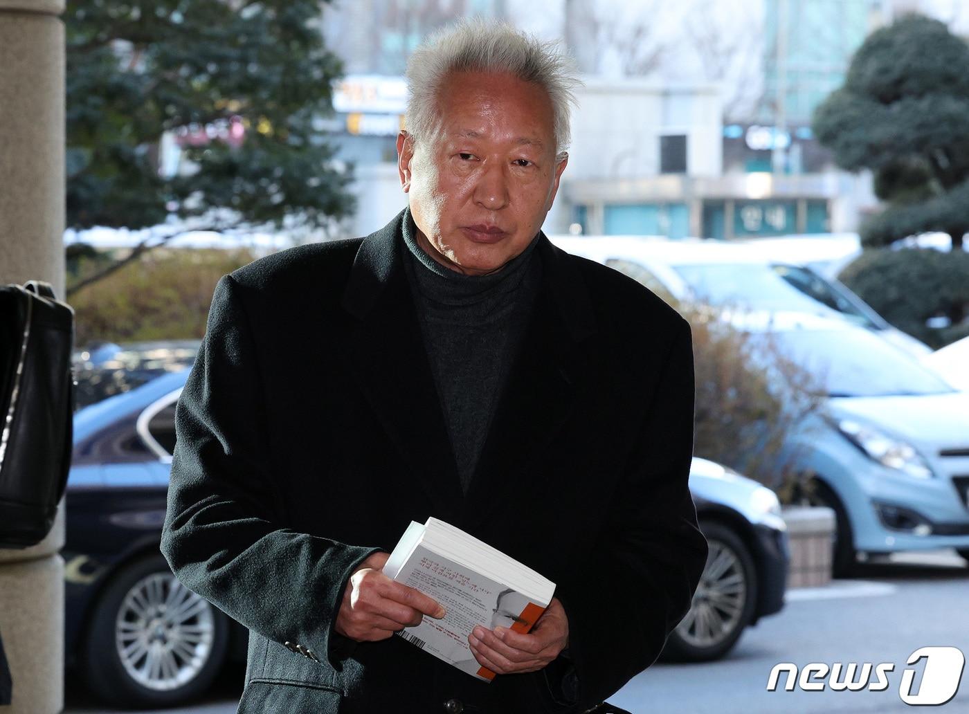 본문 이미지 - 대학 강의 중 '위안부는 자발적 매춘'이라고 언급해 명예훼손 혐의를 받는 류석춘 전 연세대 교수가 24일 오전 서울 마포구 서울서부지법에서 열린 1심 선고 공판에 '하버드대학 교수가 들려주는 위안부 문제의 진실' 서적을 든 채 출석하고 있다.  2024.1.24/뉴스1 ⓒ News1 장수영 기자