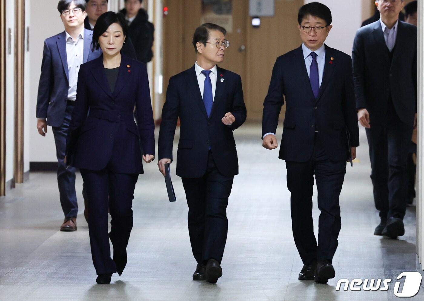본문 이미지 - 오영주 중소벤처기업부 장관(왼쪽부터), 이정식 고용노동부 장관, 박상우 국토교통부 장관이 24일 서울 종로구 정부서울청사에서 열린 중대재해처벌법 추가 적용유예 개정안 입법 촉구 합동 브리핑을 하기 위해 입장하고 있다. 2024.1.24/뉴스1 ⓒ News1 허경 기자