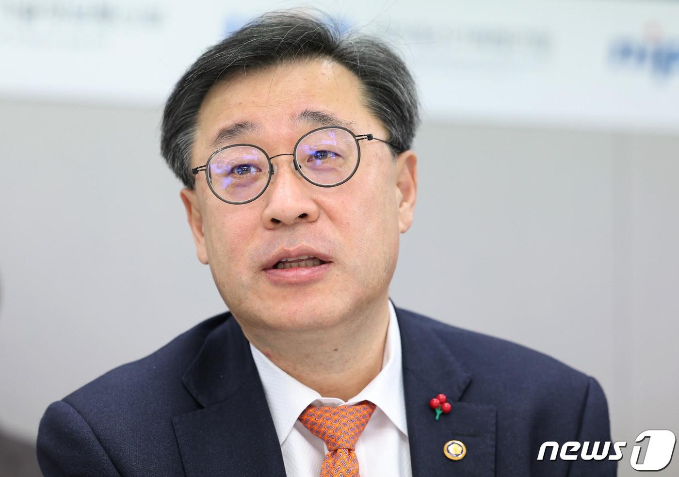 박윤규 과학기술정보통신부 2차관이 24일 오전 서울 강남구 오픈엣지테크놀로지에서 열린 2024년 AI 일상화 연속 현장 간담회&#40;온디바이스AI&#41;에서 인사말을 하고 있다. 2024.1.24/뉴스1 ⓒ News1 김민지 기자