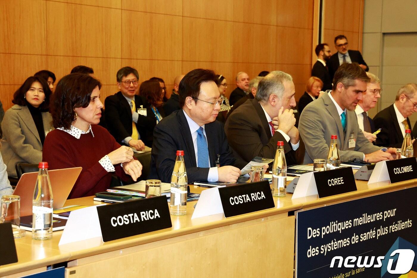 조규홍 보건복지부 장관이 1월23일 프랑스 파리에서 개최된 국립 보건장관회의&#40;OECD본부&#41;에 참석해 관계자들과 이야기를 나누고 있다/&#40;보건복지부 제공&#41;