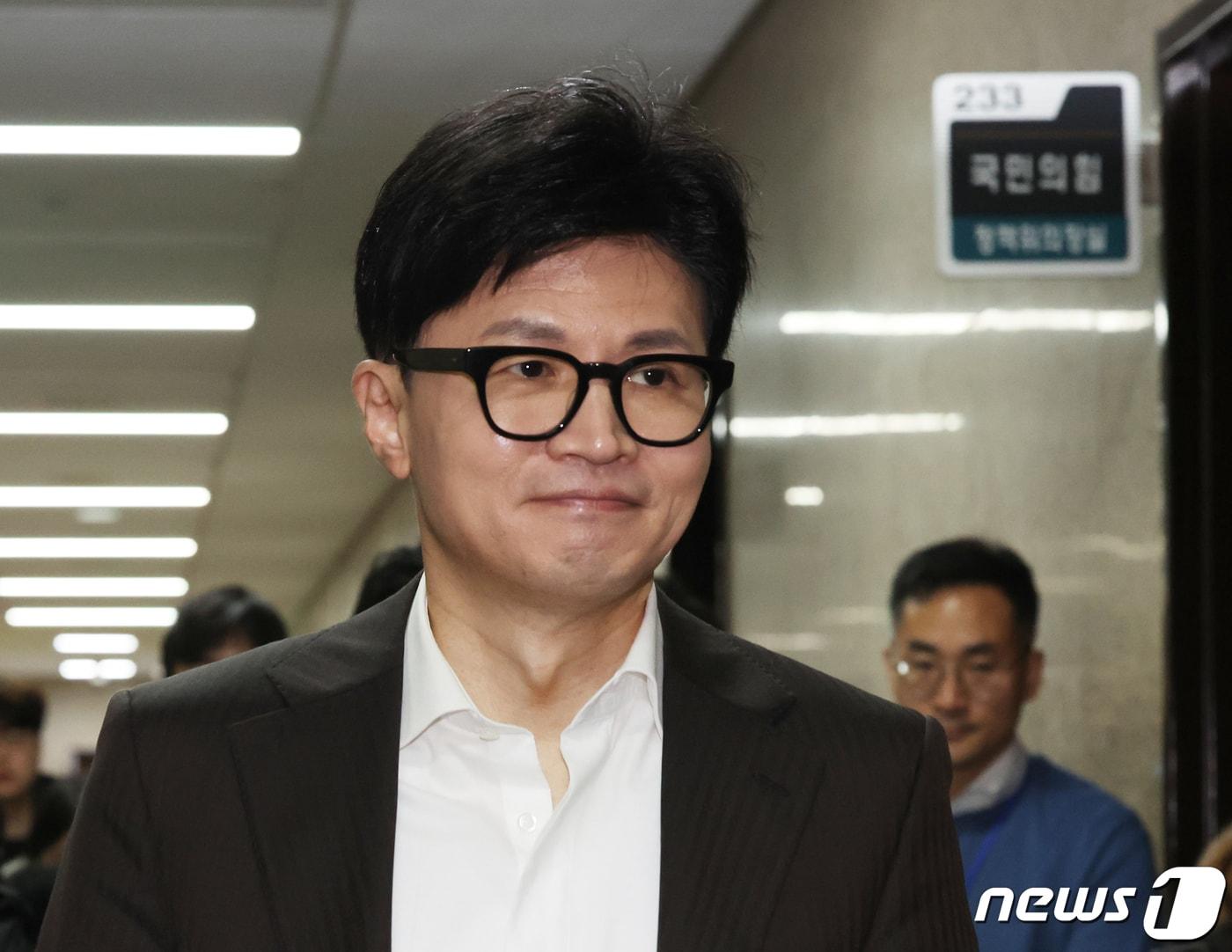 본문 이미지 - 한동훈 국민의힘 비상대책위원장이 24일 서울 여의도 국회에서 사무처 인사를 위해 이동하고 있다. 2024.1.24/뉴스1 ⓒ News1 송원영 기자