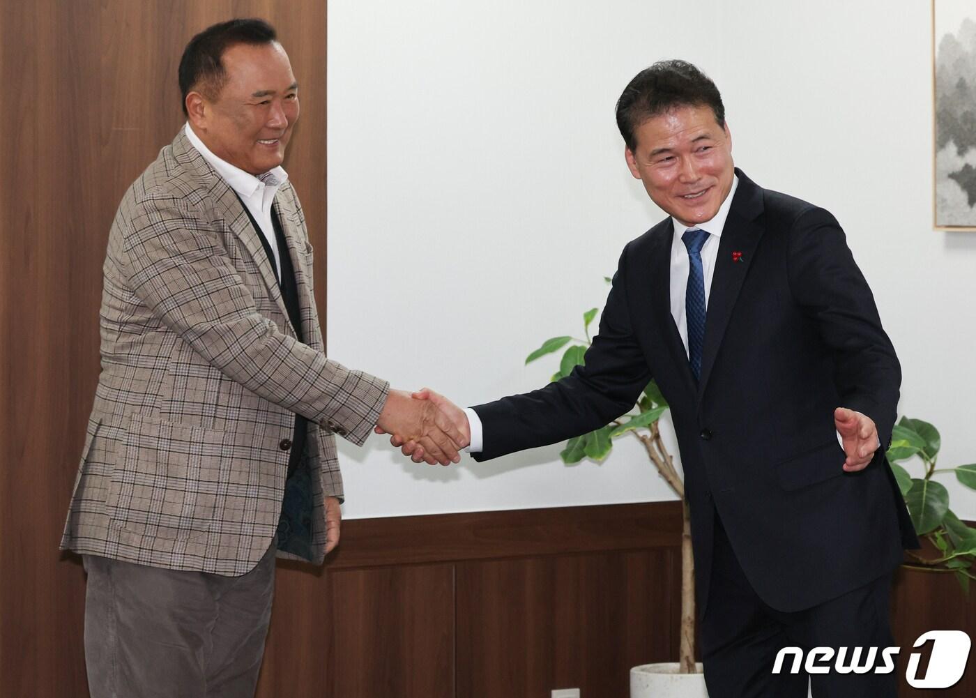 본문 이미지 - 김영호 통일부 장관과 최영철 사나그룹 회장이 24일 서울 종로구 정부서울청사에서 열린 탈북민 청소년 대안교육기관 ‘사나그룹’ 기부금 전달식에서 인사하고 있다. 2024.1.24/뉴스1 ⓒ News1 허경 기자