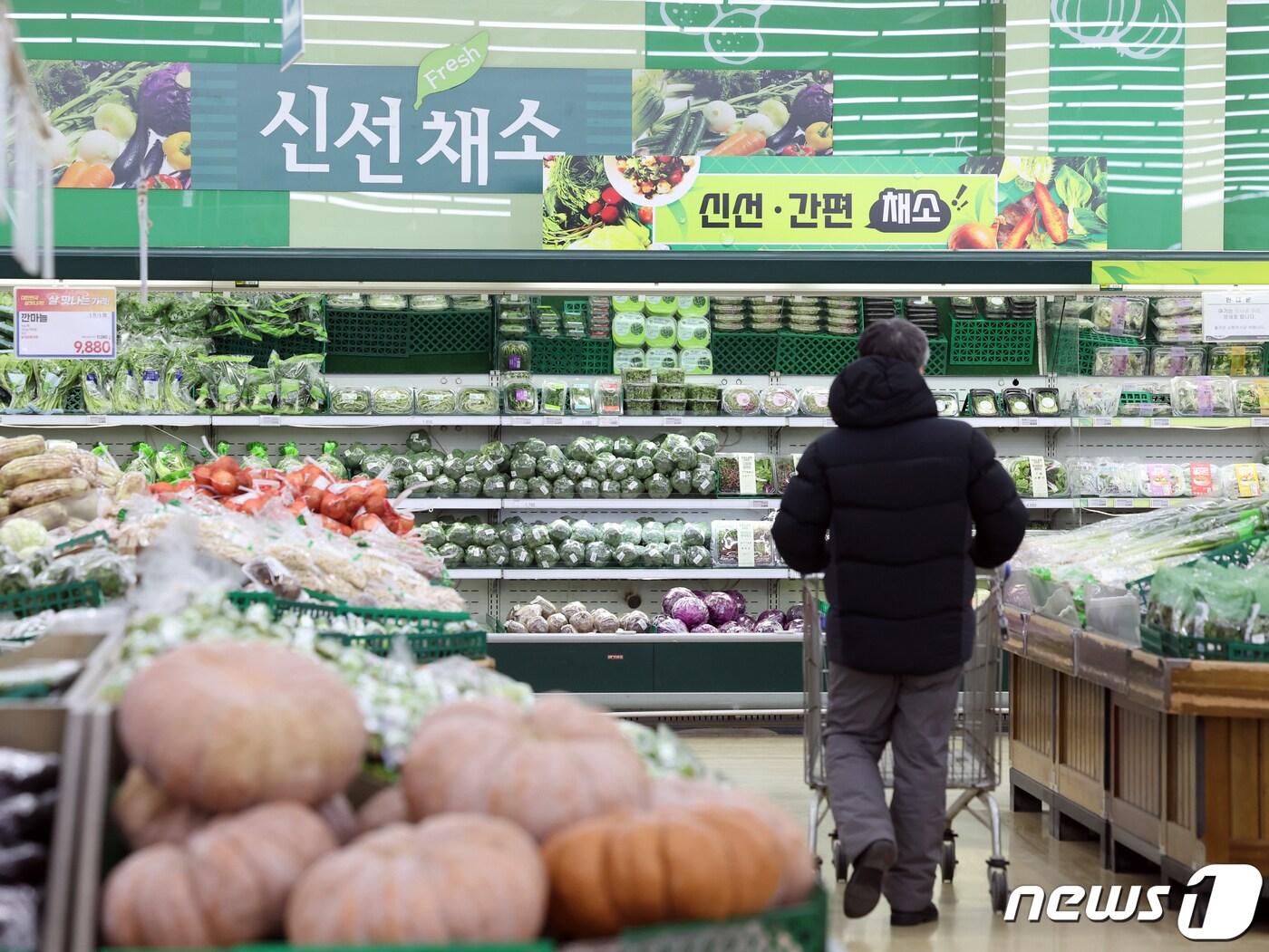 본문 이미지 - 24일 서울 시내 한 대형마트에서 시민들이 장을 보고 있다. 2024.1.24/뉴스1 ⓒ News1 황기선 기자