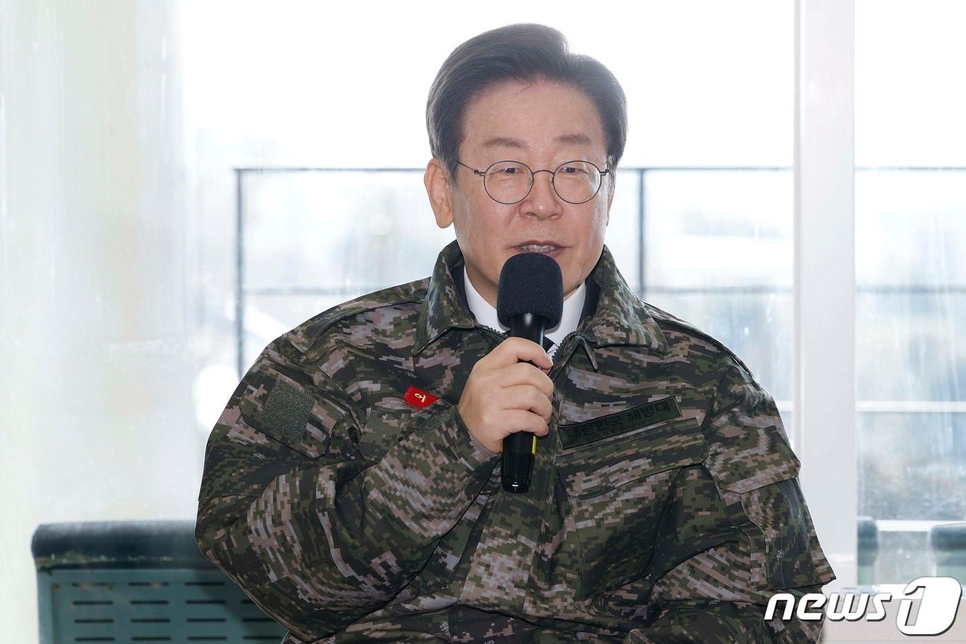 본문 이미지 - 이재명 더불어민주당 대표가 24일 오후 경기도 김포 해병 2사단 1여단을 방문해 장병들과 만나 간담회를 하고 있다. 2024.1.24/뉴스1 ⓒ News1 국회사진취재단