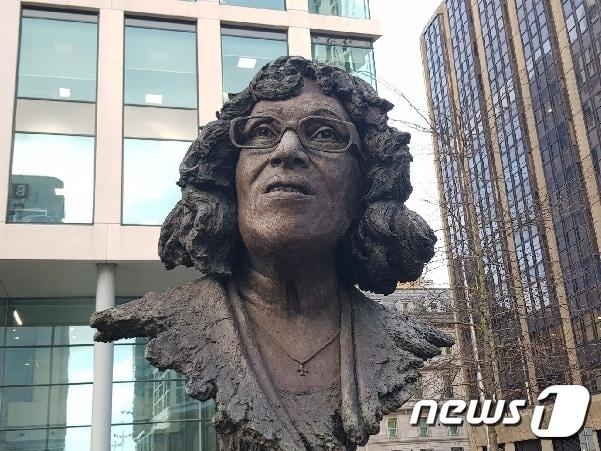 본문 이미지 - 영국 웨일스 카디프 센트럴 광장에 세워진 흑인 여성 베티 캠벨&#40;Betty Campbell&#41; 동상. ⓒ News1 조아현 통신원