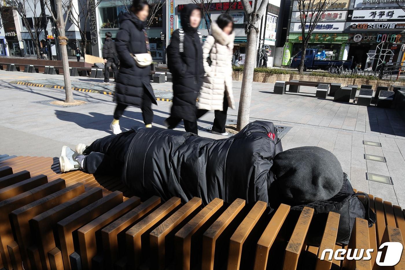 매서운 한파가 이어진 24일 오후 대구 중구 반월당 인근에서 한 노숙인이 벤치에 누워 낮잠을 청하고 있다. 2024.1.24/뉴스1 ⓒ News1 공정식 기자