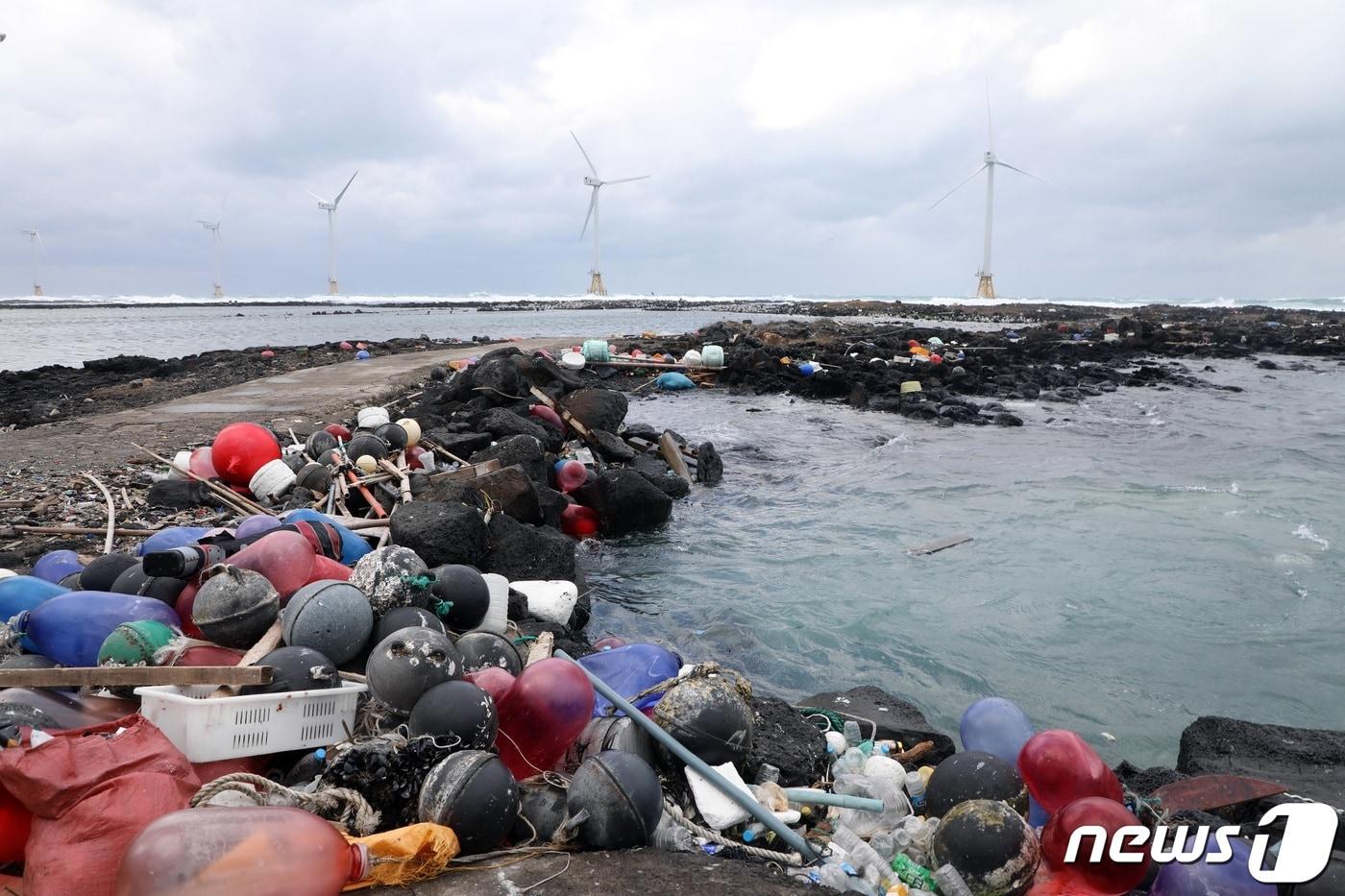 24일 오후 제주시 한경면 해안가에 북서풍에 떠밀려온 폐어구 등 각종 플라스틱 해양폐기물들이 쌓여있다. 2024.1.24/뉴스1 ⓒ News1 고동명 기자