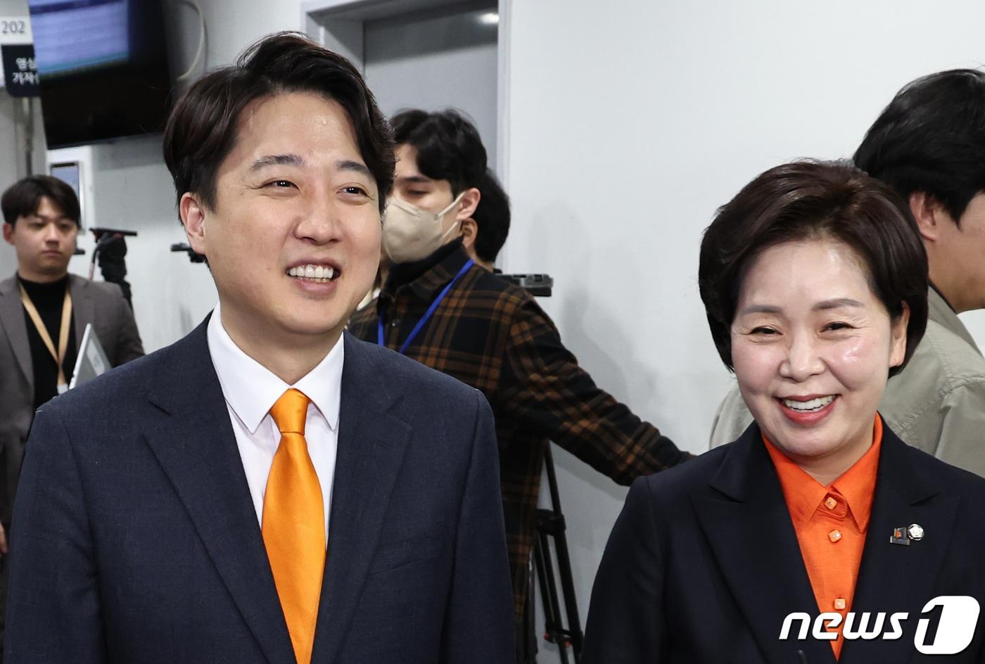 본문 이미지 - 이준석 개혁신당 대표와 양향자 한국의희망 대표가 24일 오후 서울 여의도 국회 소통관에서 합당 관련 기자회견을 마치고 회견장을 나서고 있다. 2024.1.24/뉴스1 ⓒ News1 구윤성 기자