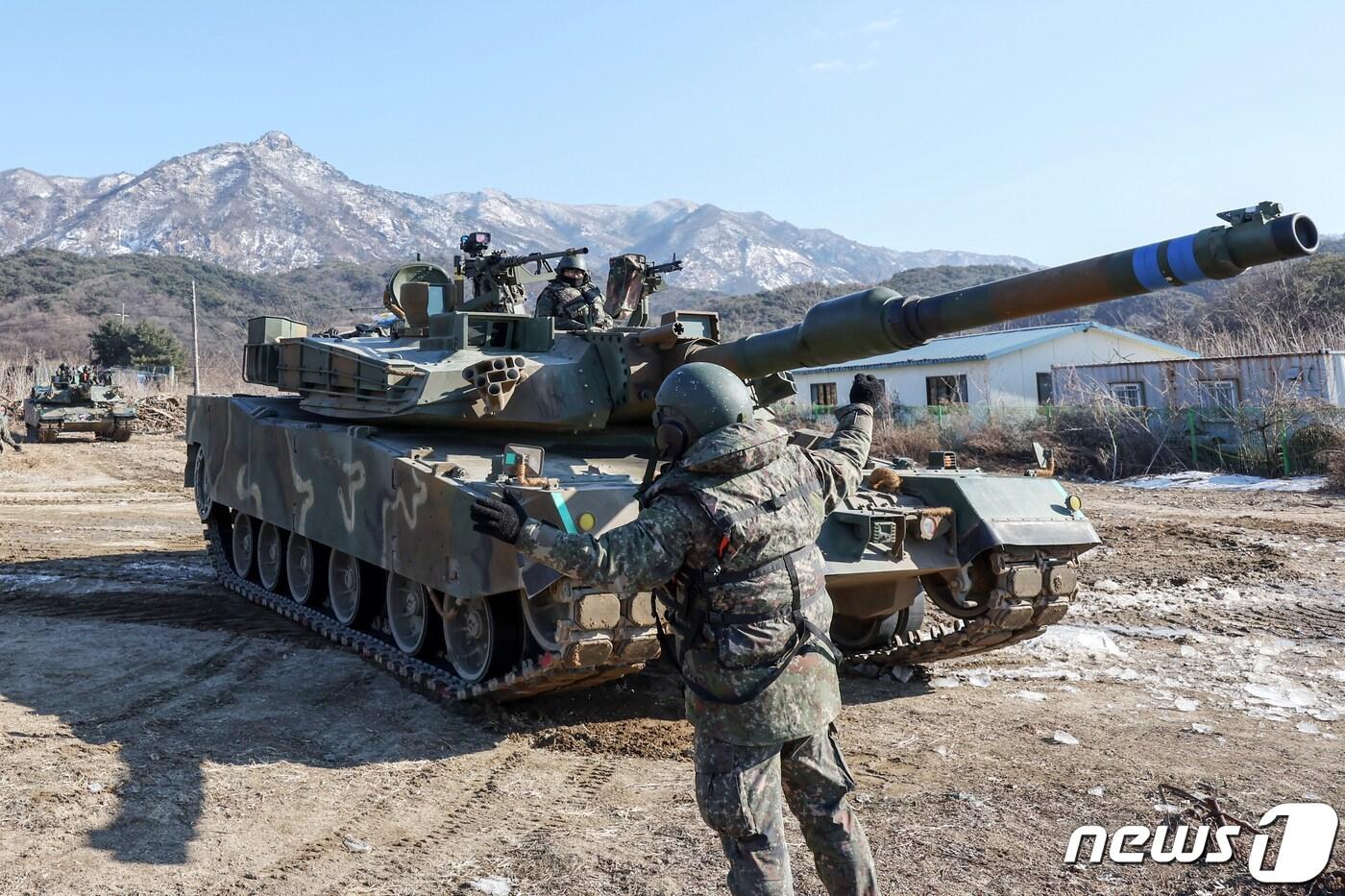 본문 이미지 - 1월 24일 오후 경기도 포천시 강포리 훈련장에서 열린 육군 제7공병여단과 수도기계화보병사단의 제병협동 도하훈련에서 K1A2 전차가 문교도하를 실시하고 있다. 2024.1.24/뉴스1 ⓒ News1 민경석 기자