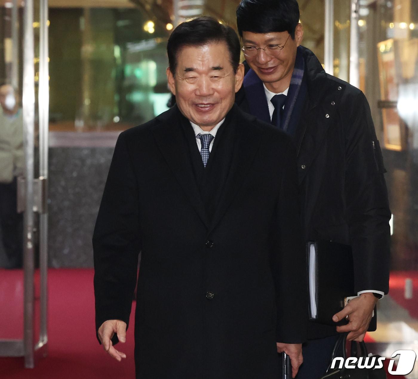 본문 이미지 - 김진표 국회의장이 24일 서울 여의도 국회에서 여야 원내대표 회동을 하기 위해 이동하고 있다. 2024.1.24/뉴스1 ⓒ News1 송원영 기자