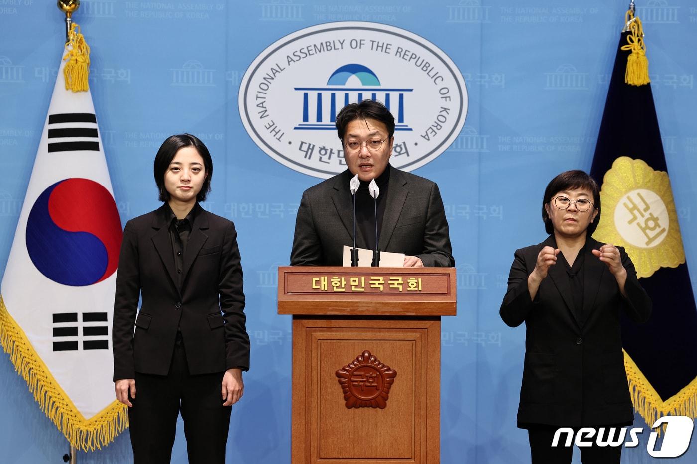 본문 이미지 - 제3지대 신당 '새로운선택'에 합류한 류호정 전 의원과 조성주 공동대표가 24일 오후 서울 여의도 국회 소통관에서 산업재해 관련정책 발표 기자회견을 하고 있다. 2024.1.24/뉴스1 ⓒ News1 구윤성 기자