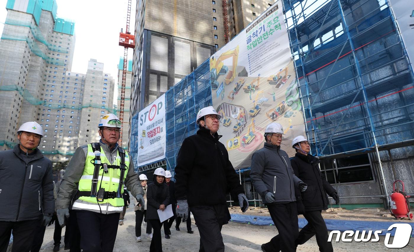 본문 이미지 - 박형준 부산시장이 한 주택재개발 정비사업 건설현장을 찾아 안전 점검을 하고 있는 모습 ⓒ 뉴스1 윤일지 기자